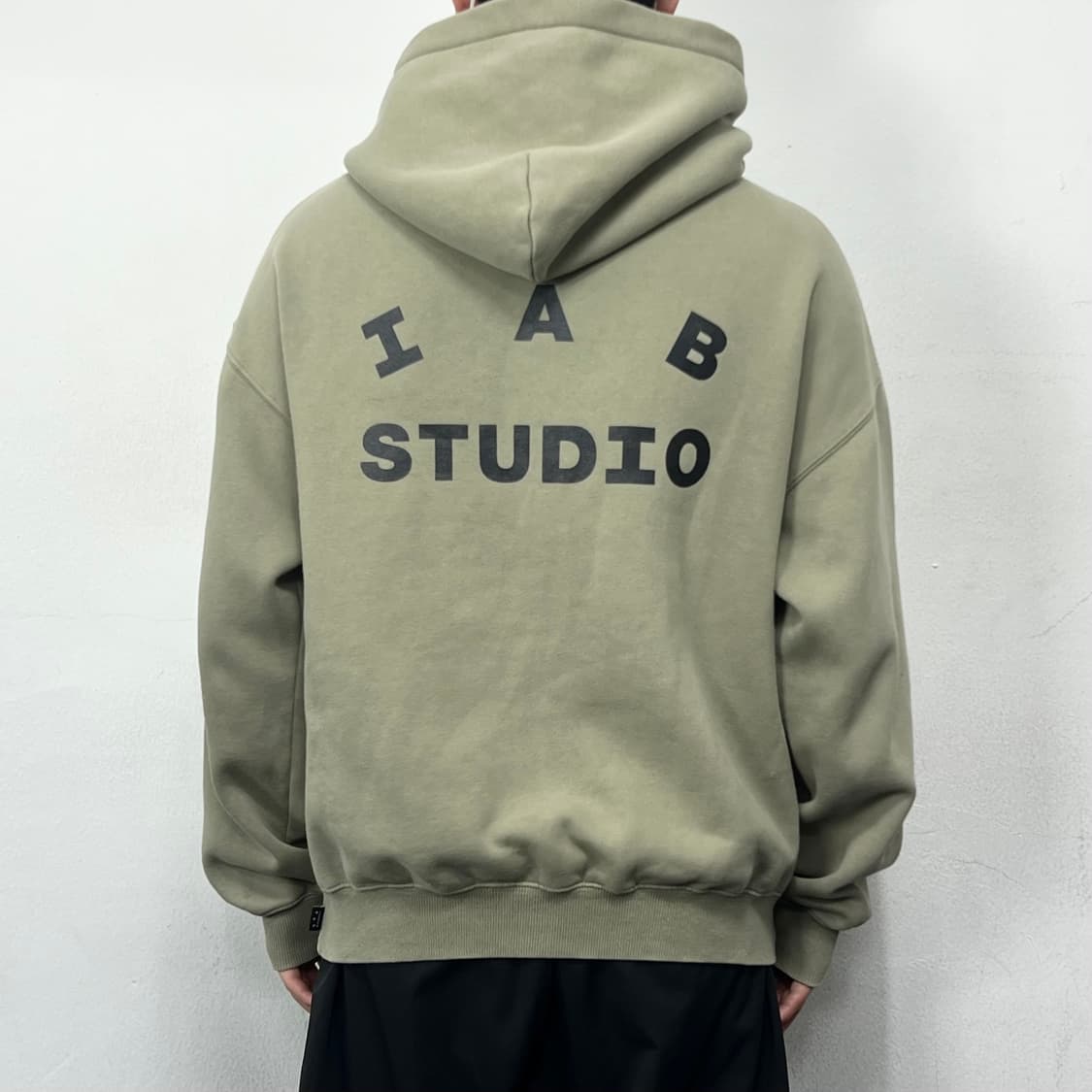 아이앱 스튜디오 백로고 후드티 올리브 상품이미지4