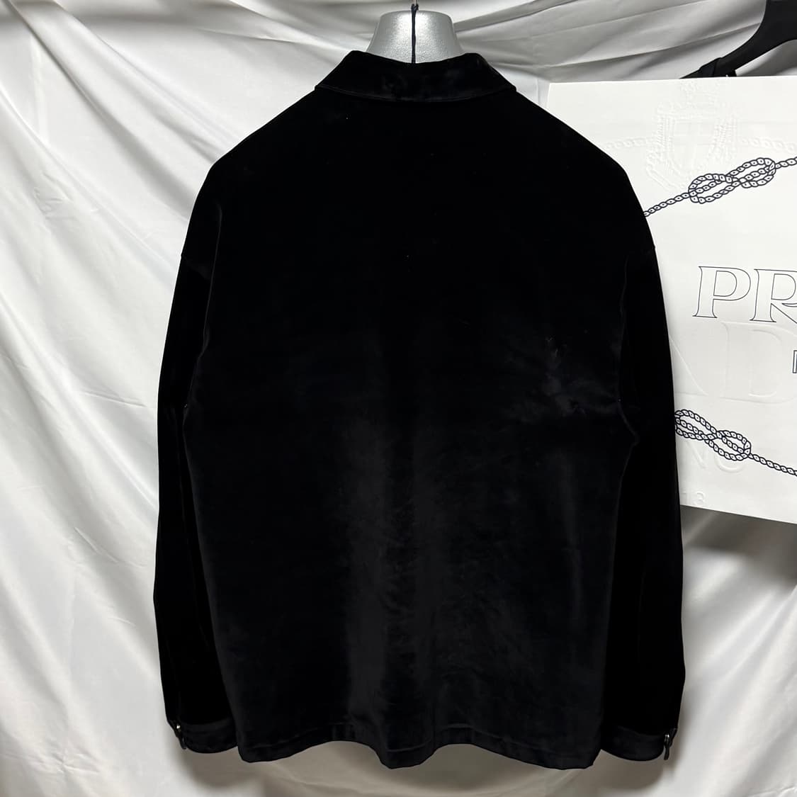 [S+급/오버핏M] 프라다 삼각로고 벨벳 셔츠 자켓 블랙 상품이미지4
