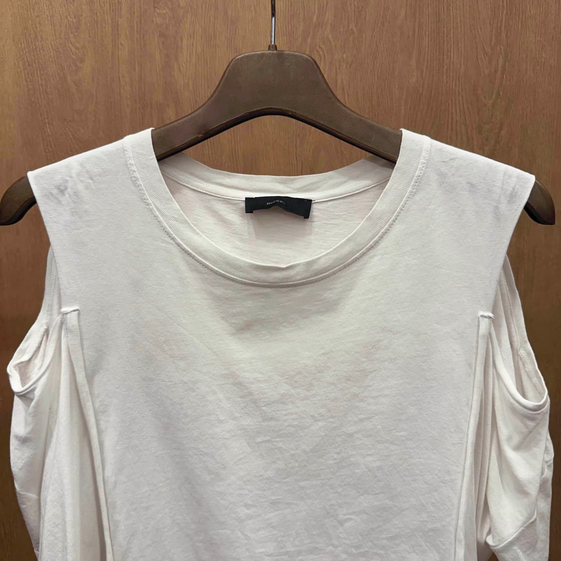 디젤 레이어드 반팔 티셔츠 컷아웃 숄더 디테일 루즈핏 화이트 상품이미지4