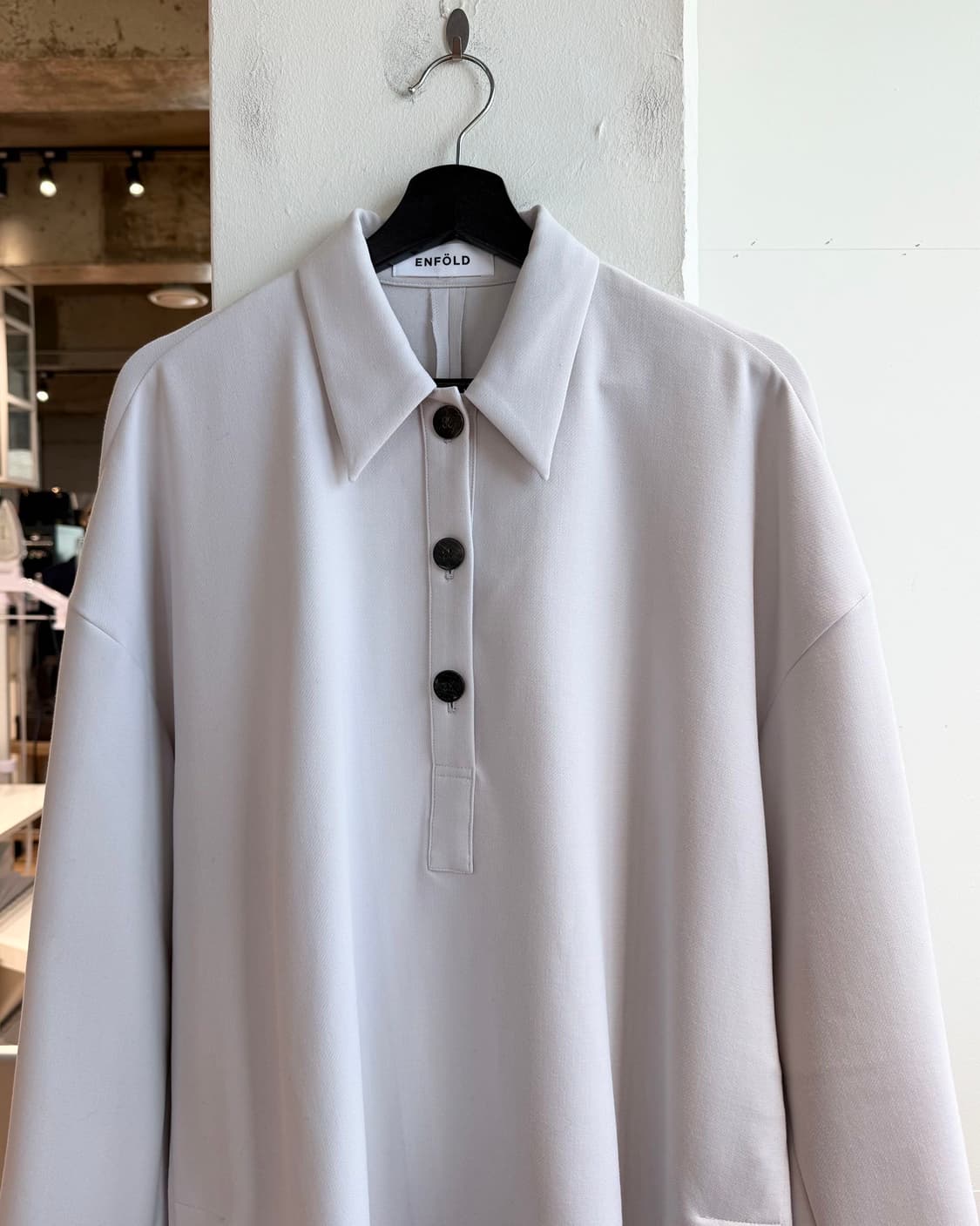 엔폴드 그레이 하프버튼 오버 카라넥 셔츠  상품이미지3