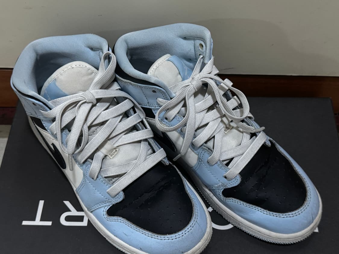 조던 1 미드 아이스 블루 블랙 (GS) 상품이미지1