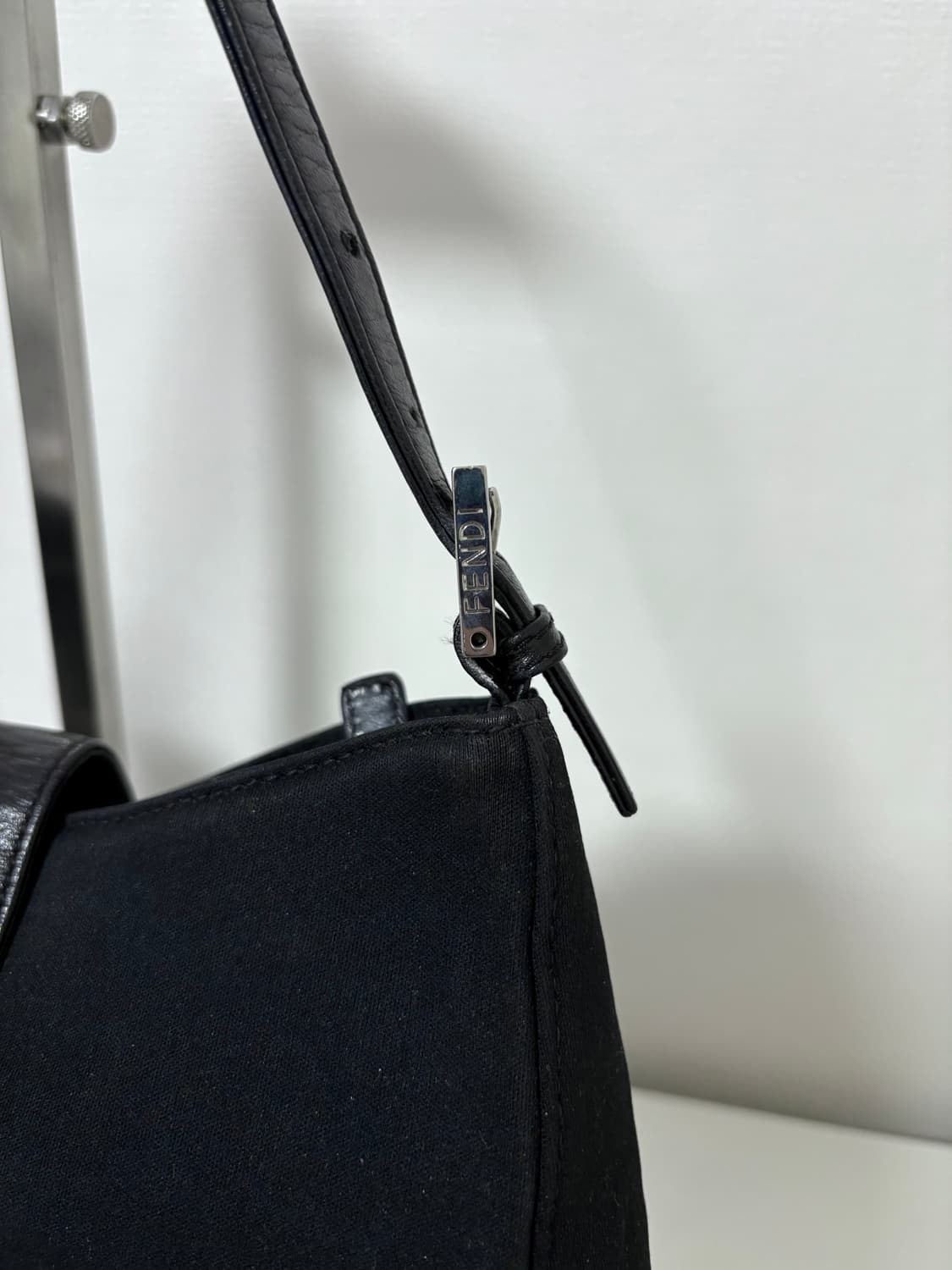 펜디 나일론 반달 바게트백 상품이미지10