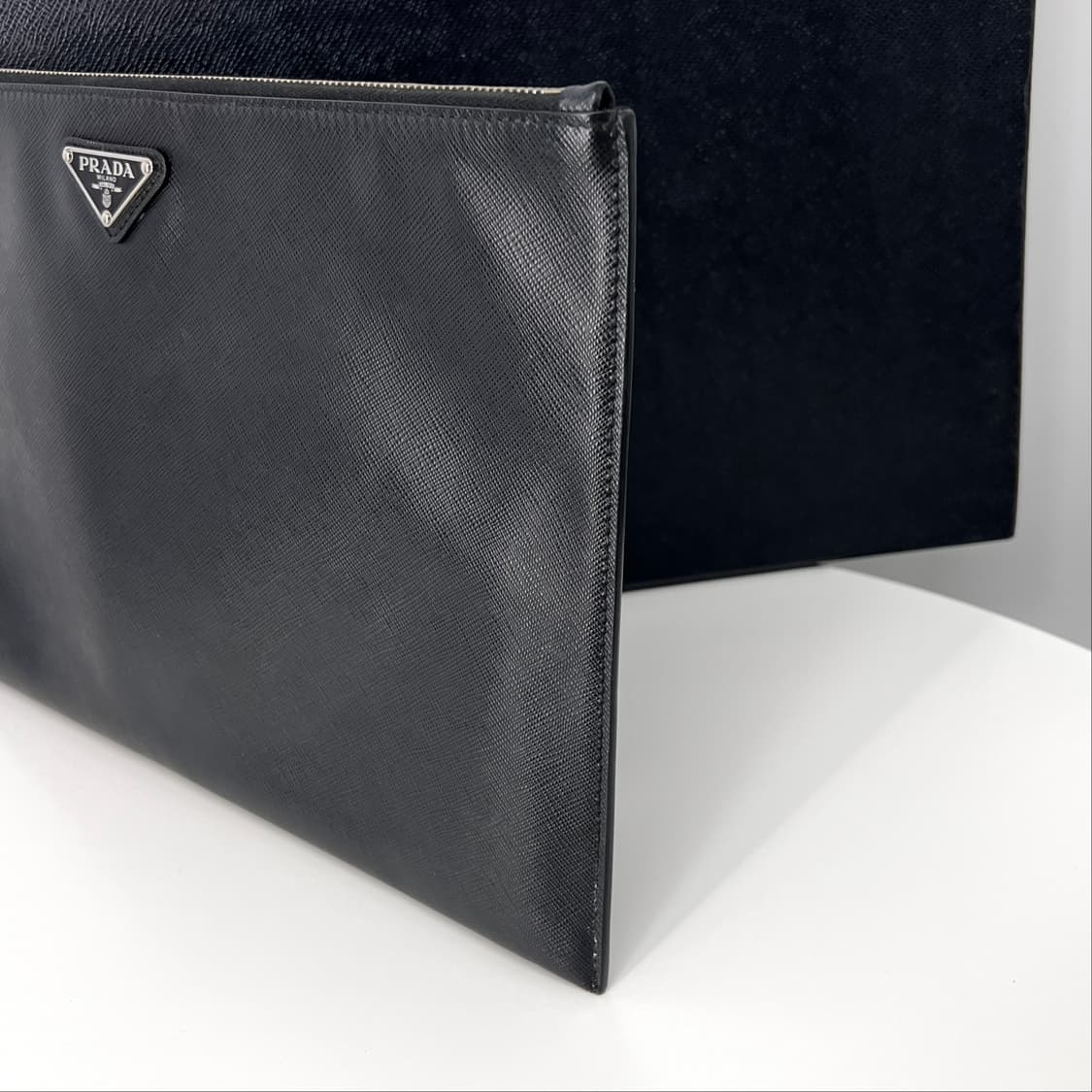 프라다 사피아노 삼각로고 클러치백 블랙 (2NH001) 상품이미지5