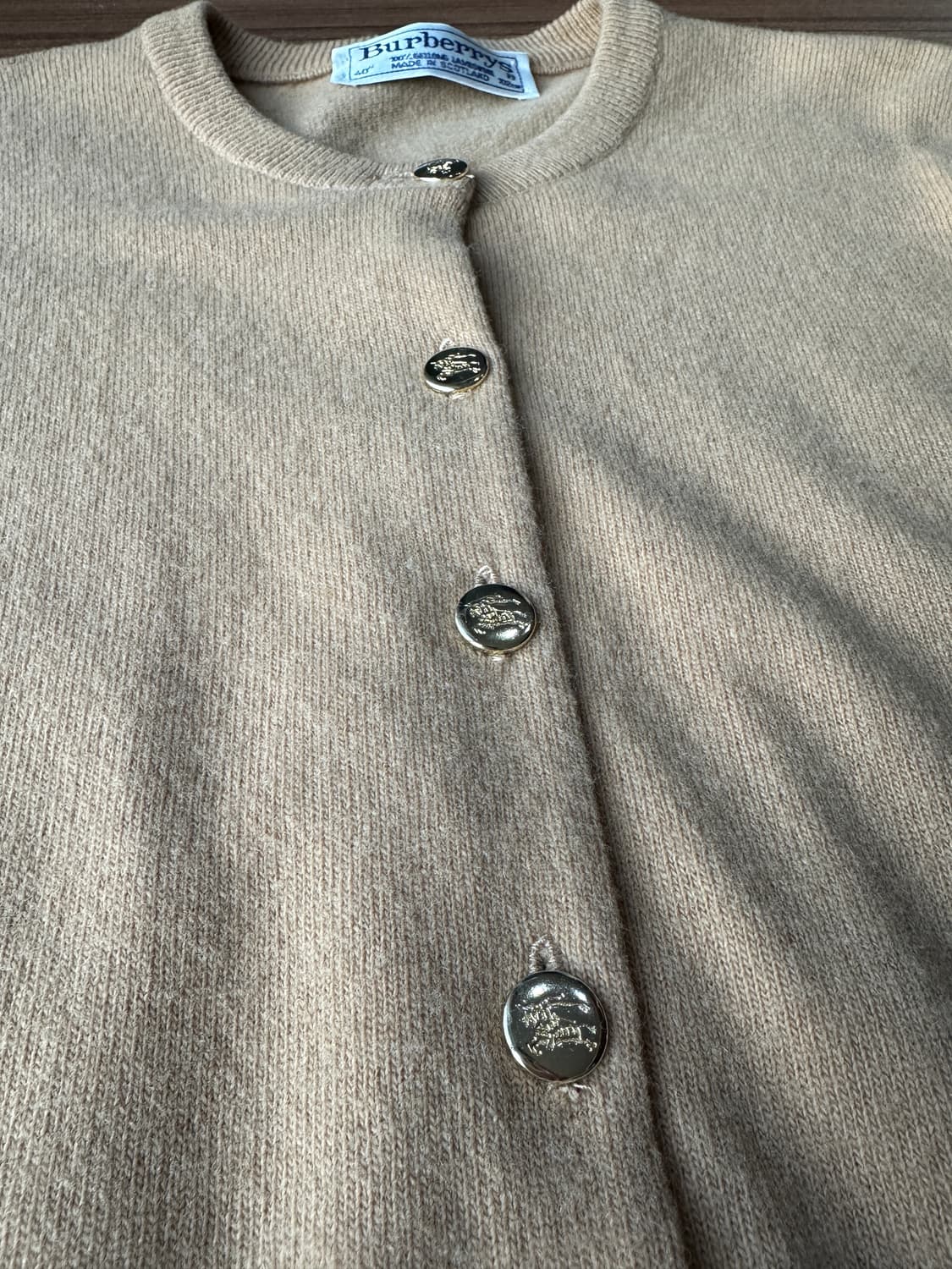 버버리 램스울 금장 가디건 베이지 40 상품이미지4