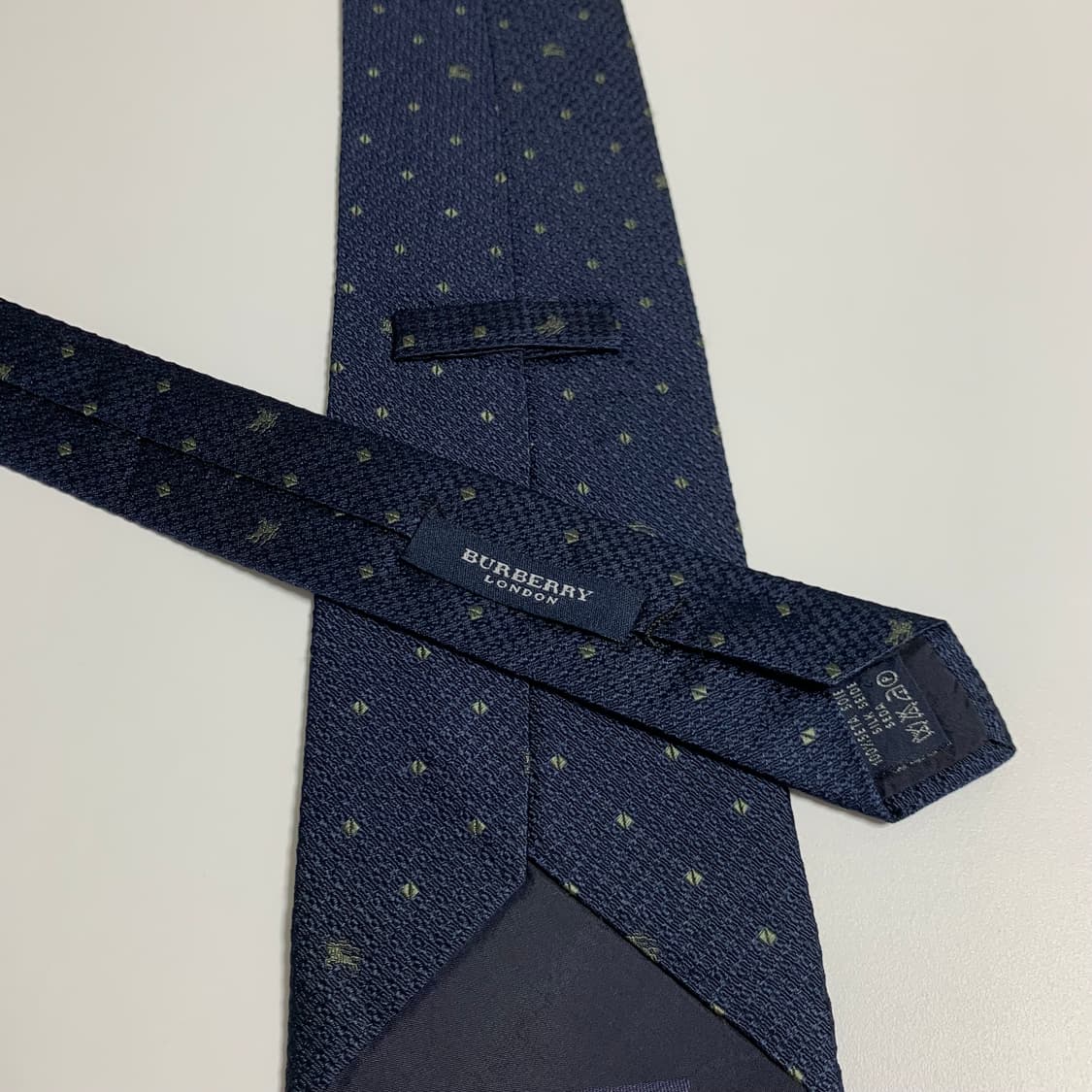 버버리(BURBERRY) 다크네이비 명품넥타이 100실크 로고플레이 상품이미지5