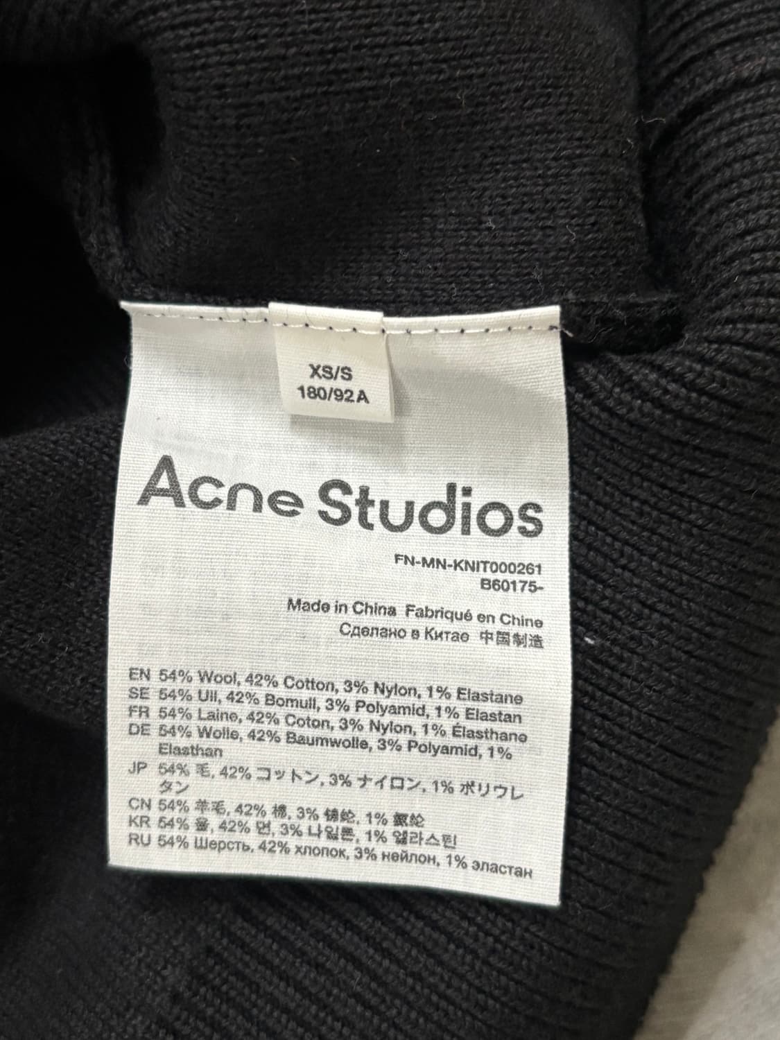 Acne Studio 아크네 스튜디오 블랙 브이넥 니트  상품이미지5