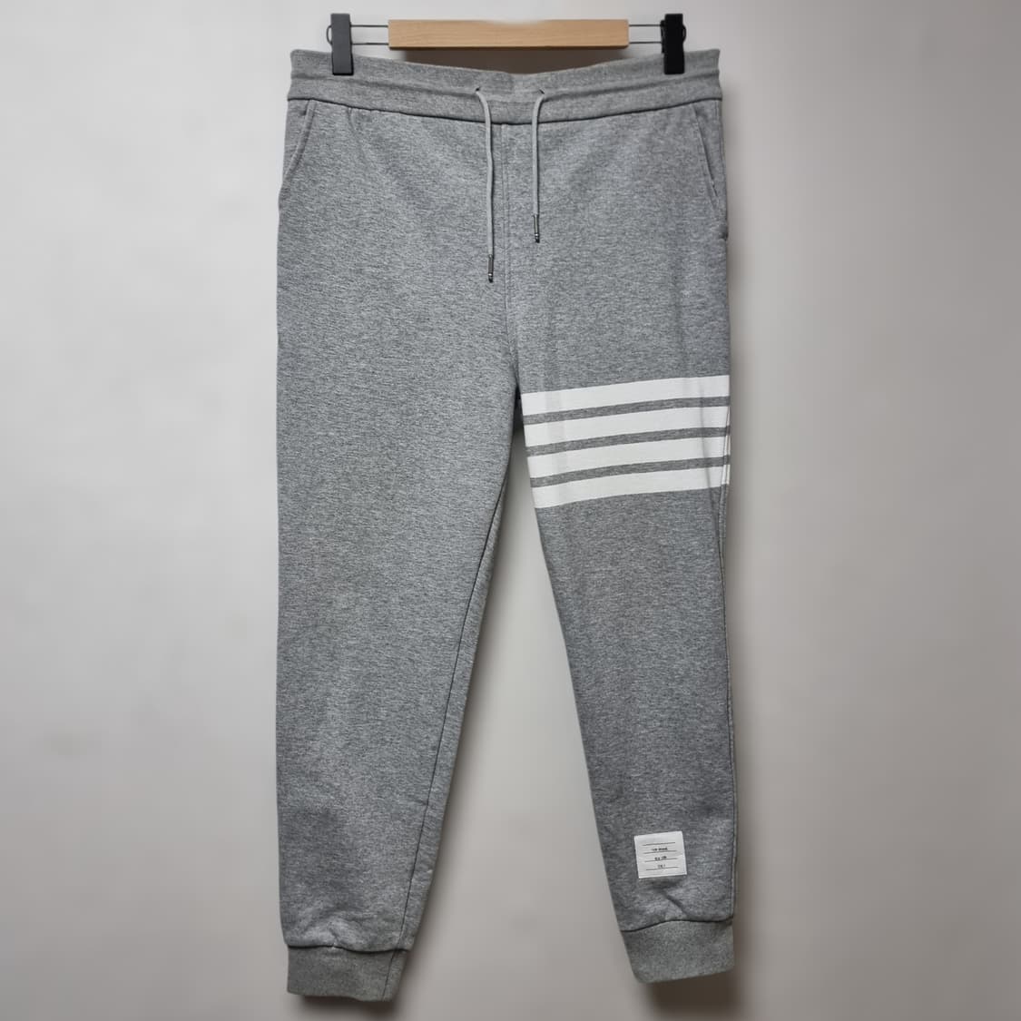 톰브라운 클래식 4바 스트라이프 스웻 팬츠 4 상품이미지1