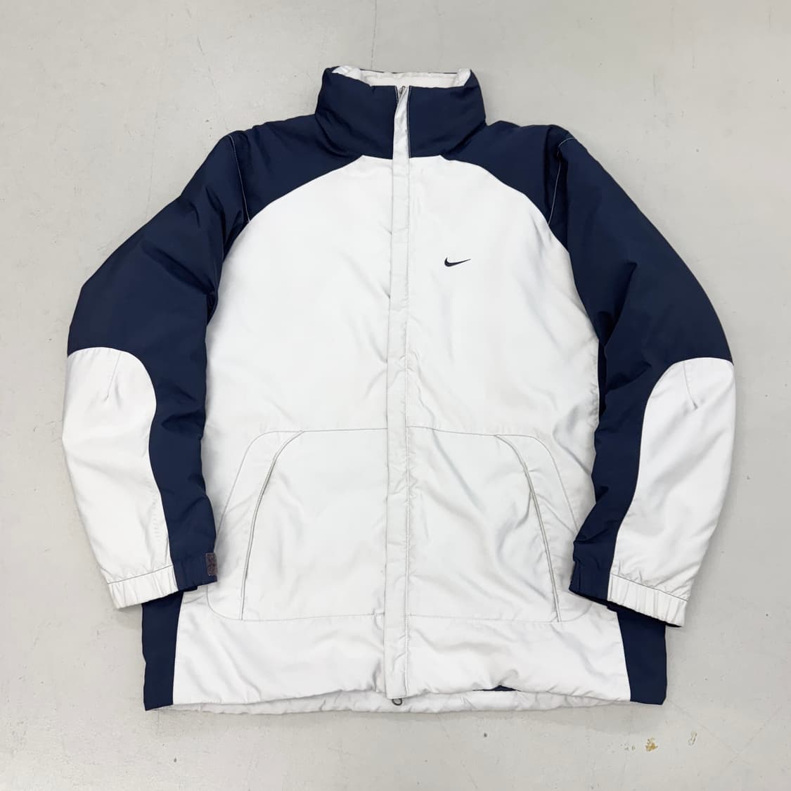 나이키 00s 스우시 올드스쿨 화이트 네이비 배색 점퍼 상품이미지2