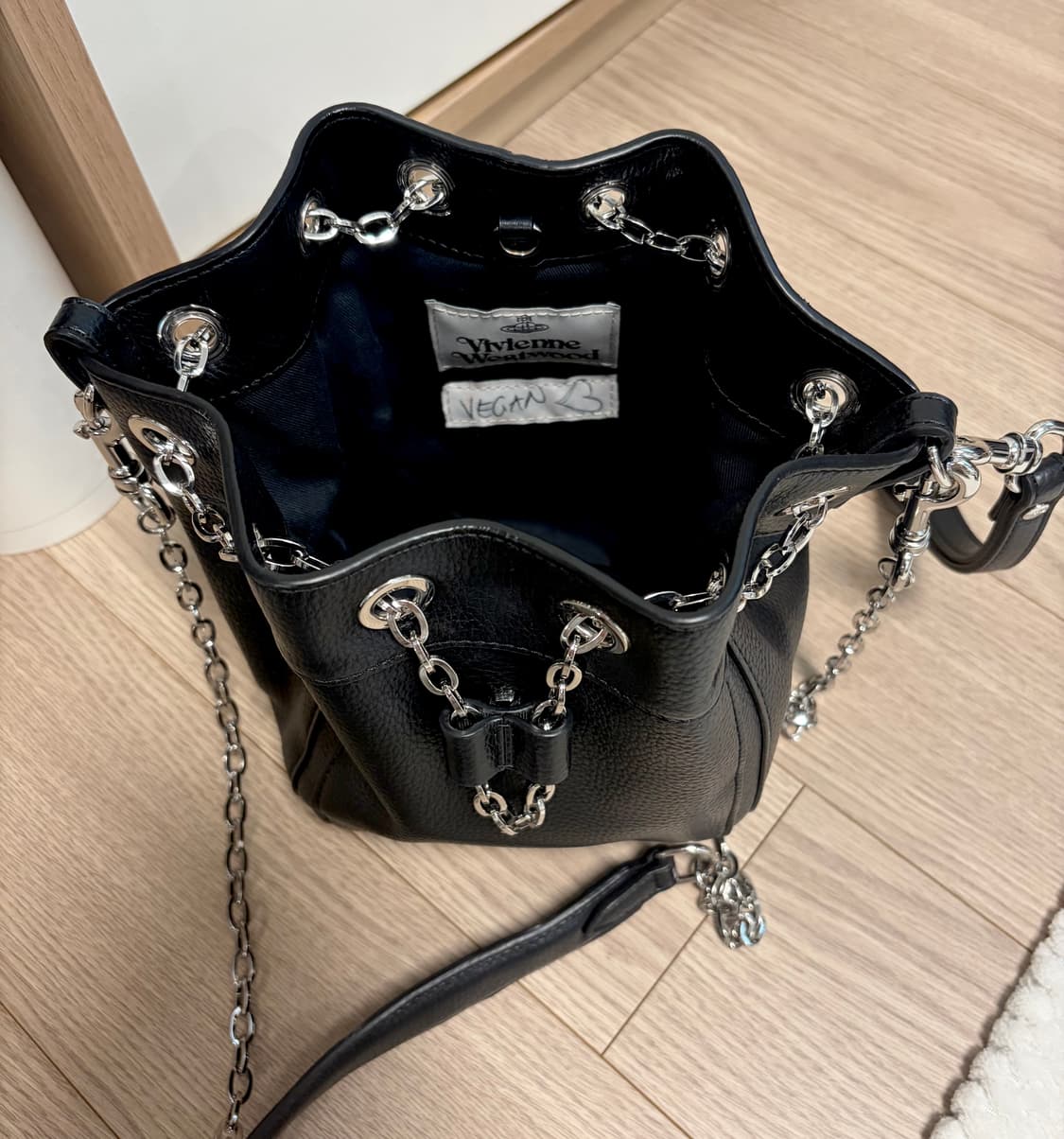 비비안웨스트우드 크리시 스몰 버킷백 블랙 상품이미지4