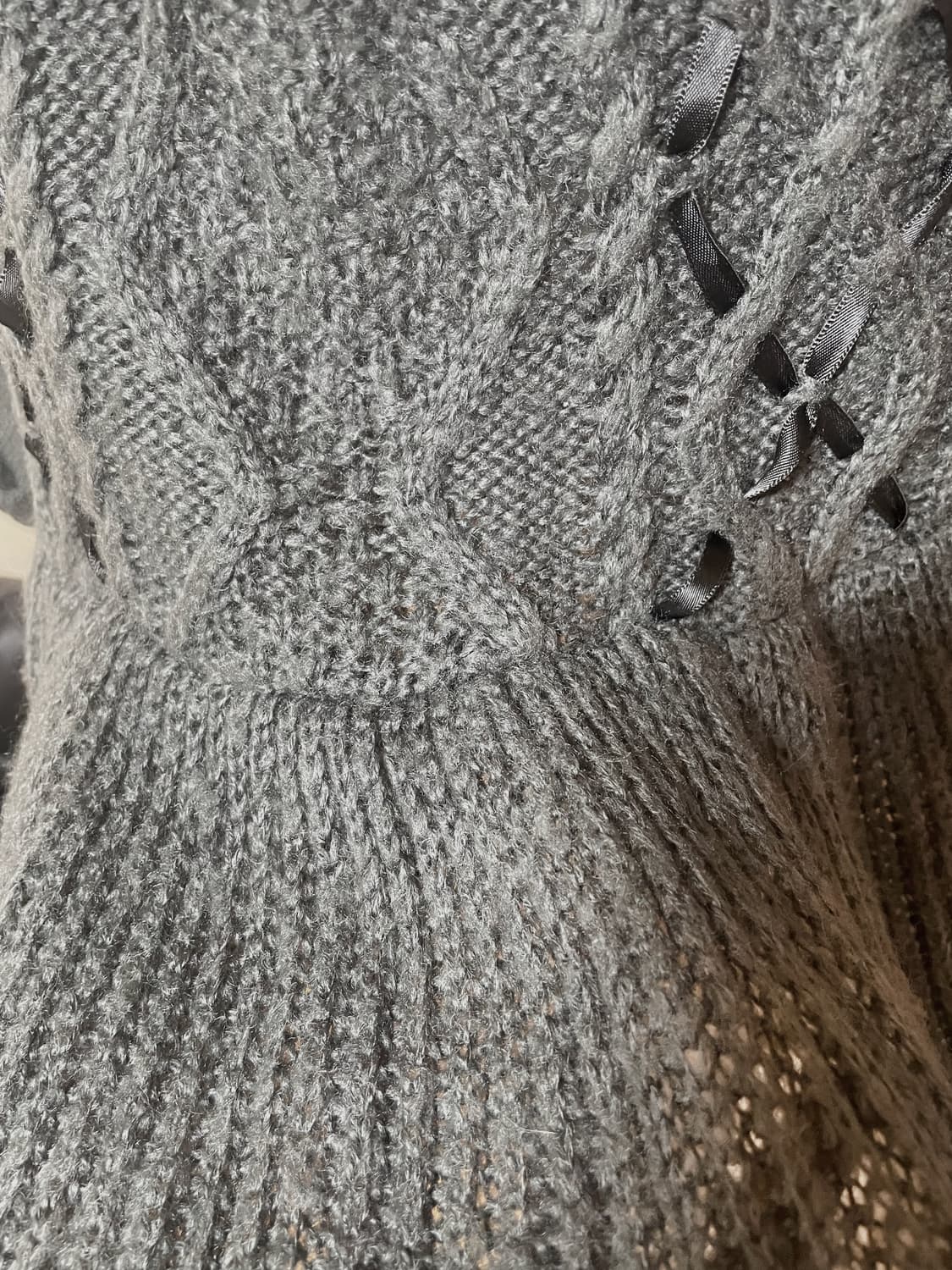 🩶axesfemm엑시즈팜 그레이 레이스 터틀넥 아일렛 리본 니트 원피스 상품이미지7