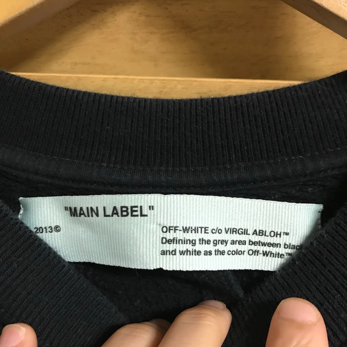 오프화이트 그라데이션 스웻셔츠 상품이미지4