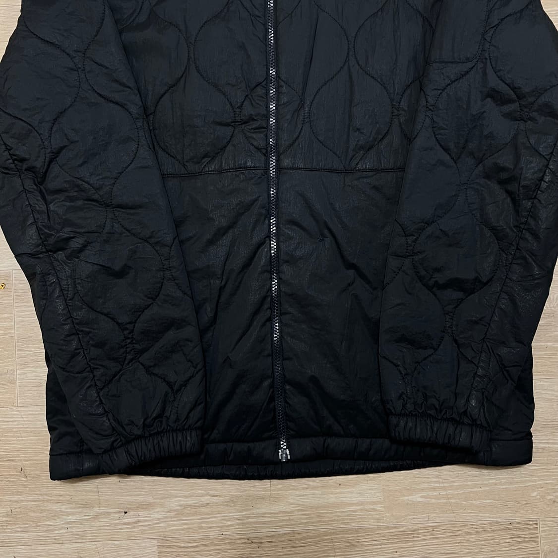 노스페이스 여성 페이즐리 로고 초경량 패딩 점퍼 [블랙] XS/85 상품이미지3