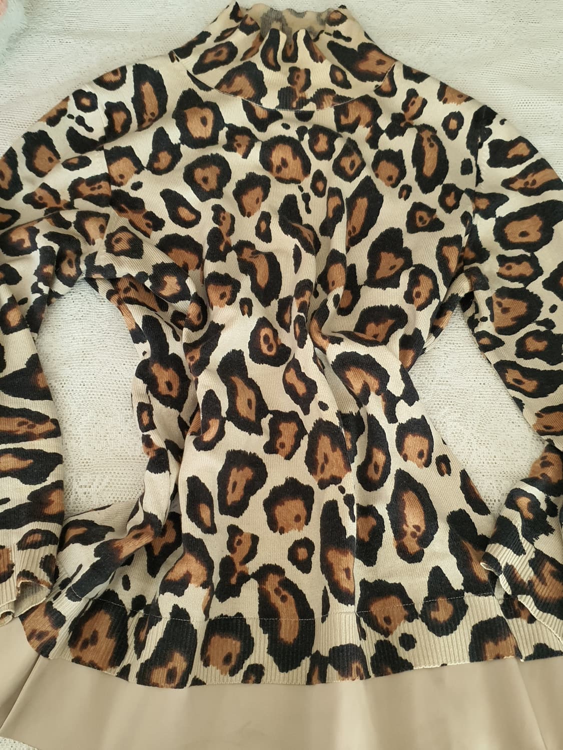 [갸루] 레오파드 패턴 폴라넥 긴팔 티셔츠 캐시미어 상품이미지1