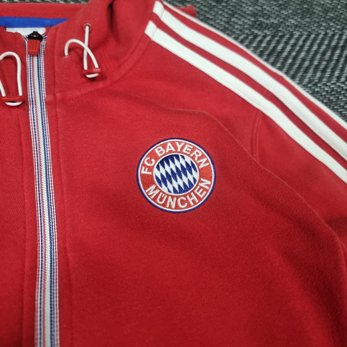 아디다스 바이에른 뮌헨 후드집업 레드 상품이미지3
