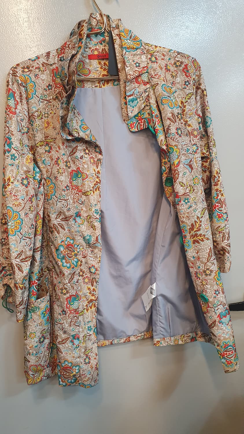 S사이즈 오일릴리 바람막이 점퍼입니다. 화려한 패턴이 돋보이는 제품이에요 상품이미지1