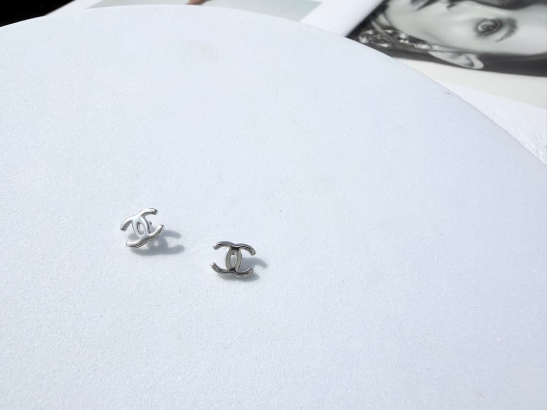 샤넬 미니 로고 이어링 실버 상품이미지4
