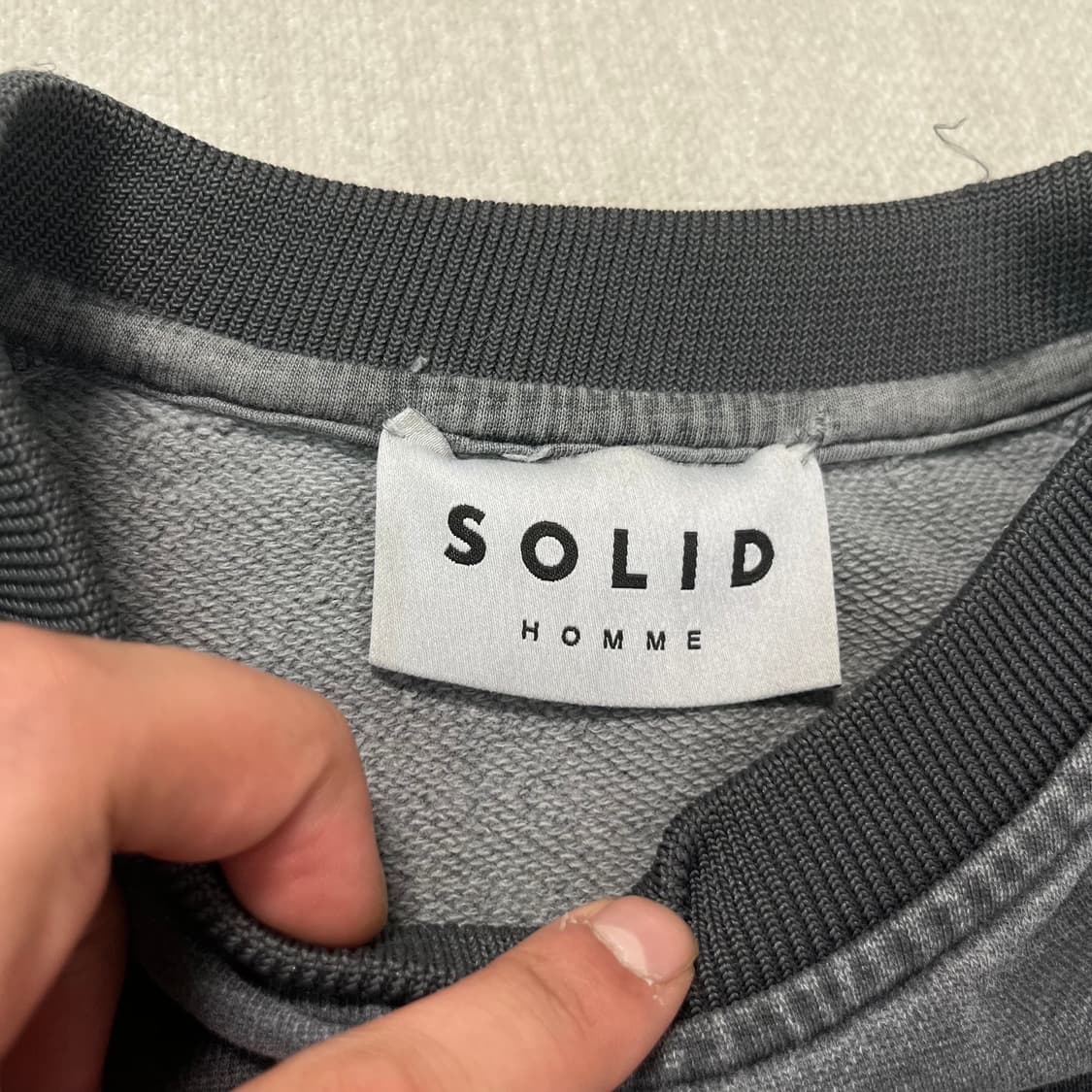 105 솔리드 옴므 데미지 피그먼트 맨투맨  상품이미지3