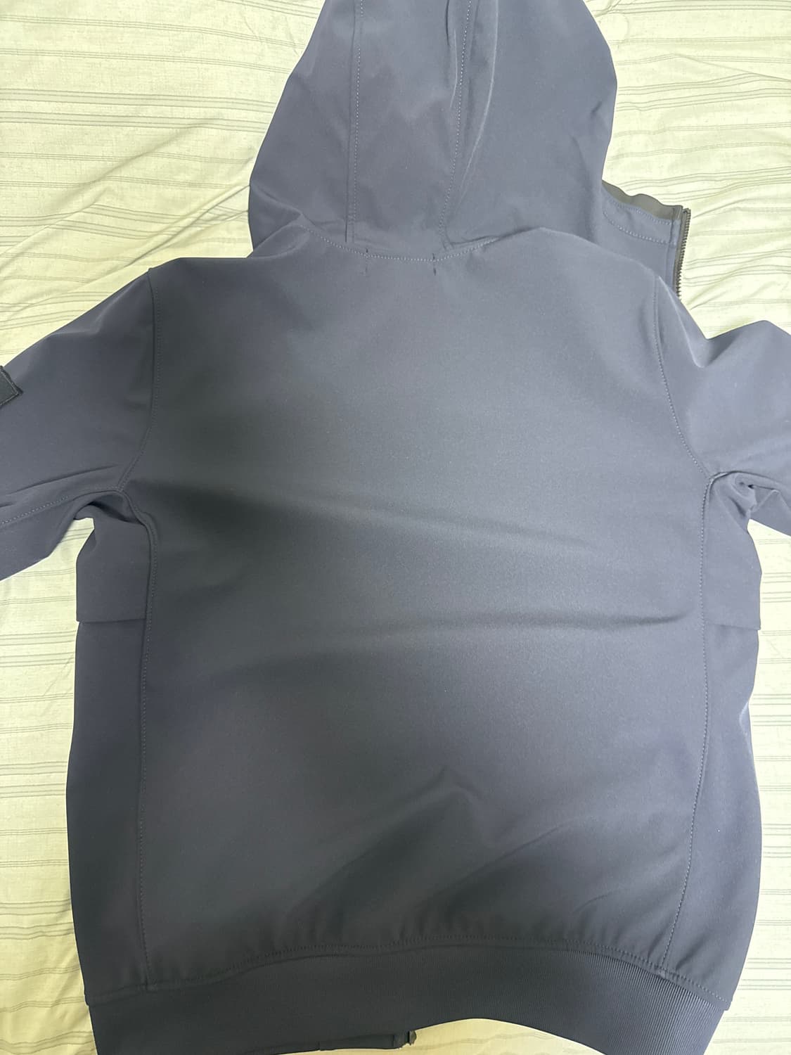 스톤 아일랜드 40427 라이트 소프트 쉘 후드 블루종 네이비 블루 - 상품이미지6