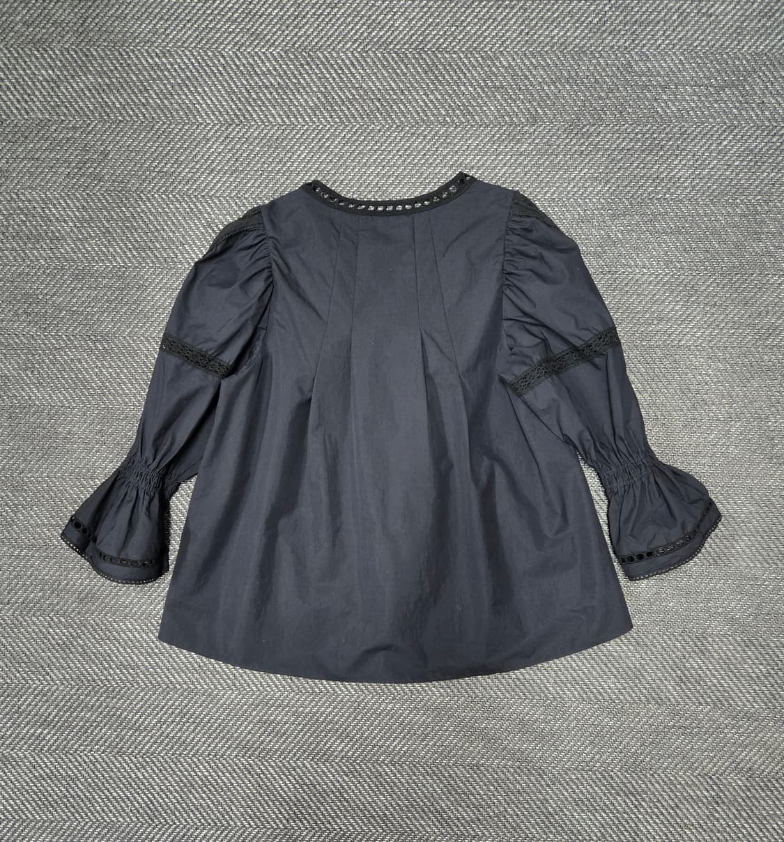 한섬 타임 TIME 블랙 레이스 펀칭 블라우스 상품이미지2