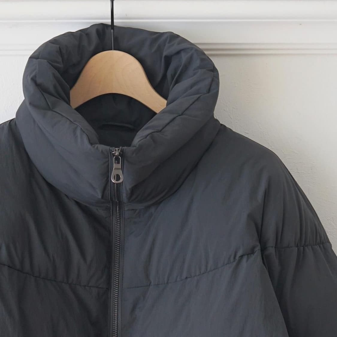 스튜디오 니콜슨 오젝트 에코다운 테크 발열 인젝션 다운 숏 자켓 플린트 상품이미지3