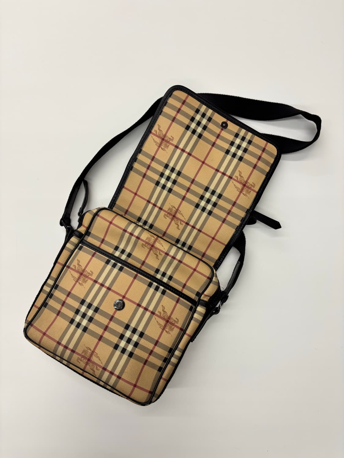 Burberry 버버리 베이지 헤이마켓 크로스백 상품이미지4