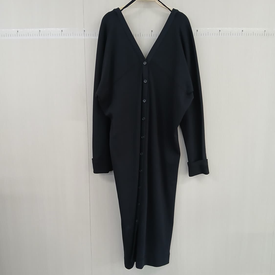 COS 블랙 브이넥 롱 원피스 단추 포인트 상품이미지1