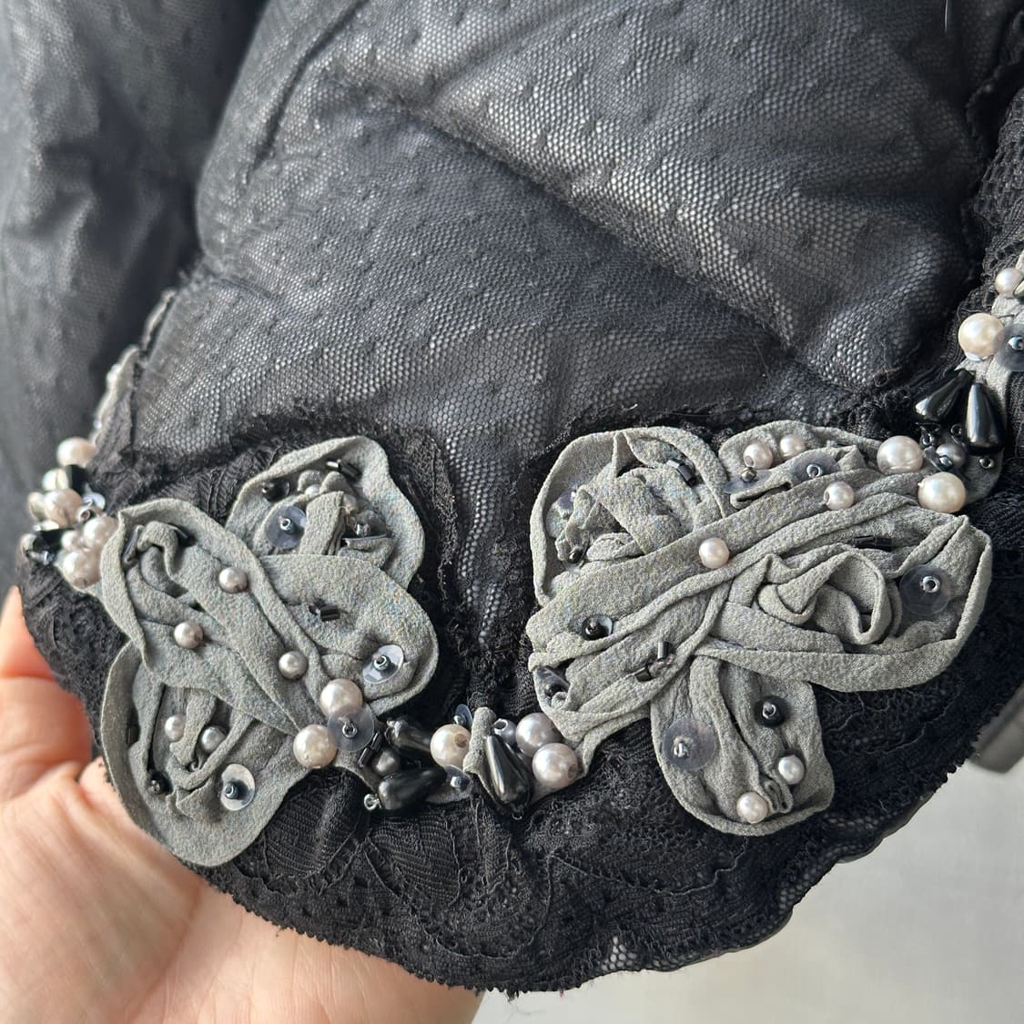 조르지오 아르마니 레이스 플라워 코르사쥬 숏 구스 다운 블랙 그레이 42 상품이미지6