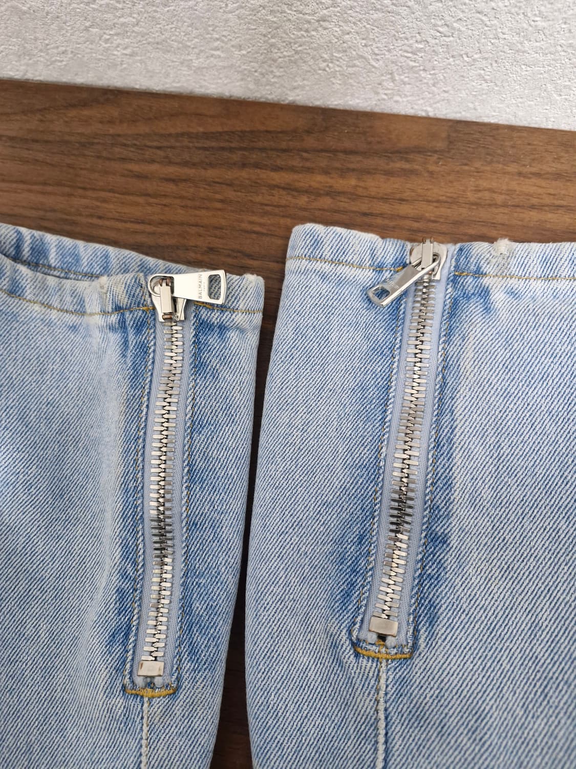 [29] 발망 신형 FW24 라이트 워싱 바이커 데님 진 상품이미지4