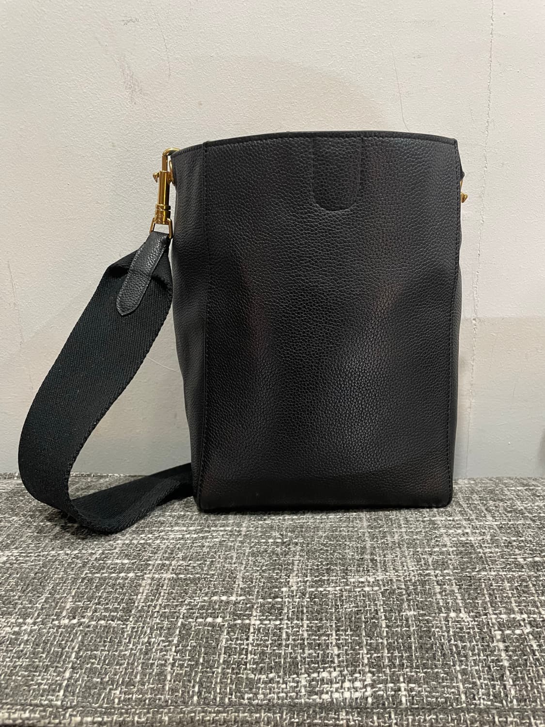 셀린느 상글 스몰 버킷백 블랙 정품 상품이미지2