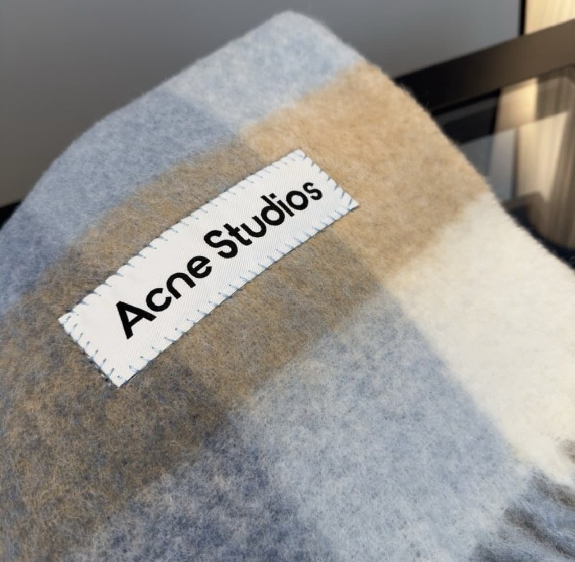 아크네 스튜디오 블루 화이트 체크 머플러  상품이미지2