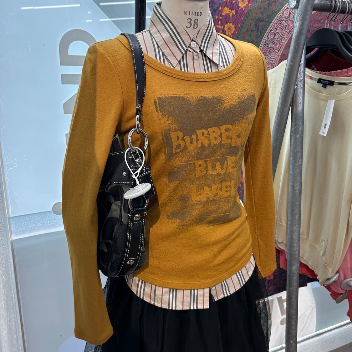 Burberry Mustard Wool T-Shirts 상품이미지1