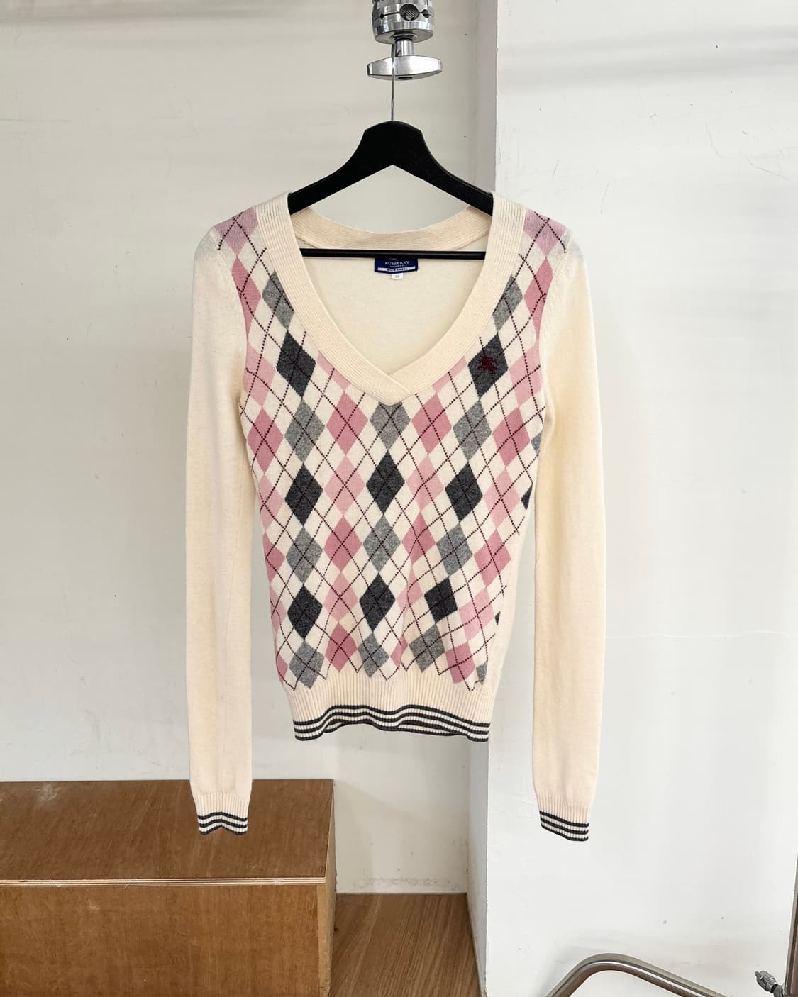 버버리 블루라벨 아가일 브이넥 니트  상품이미지1