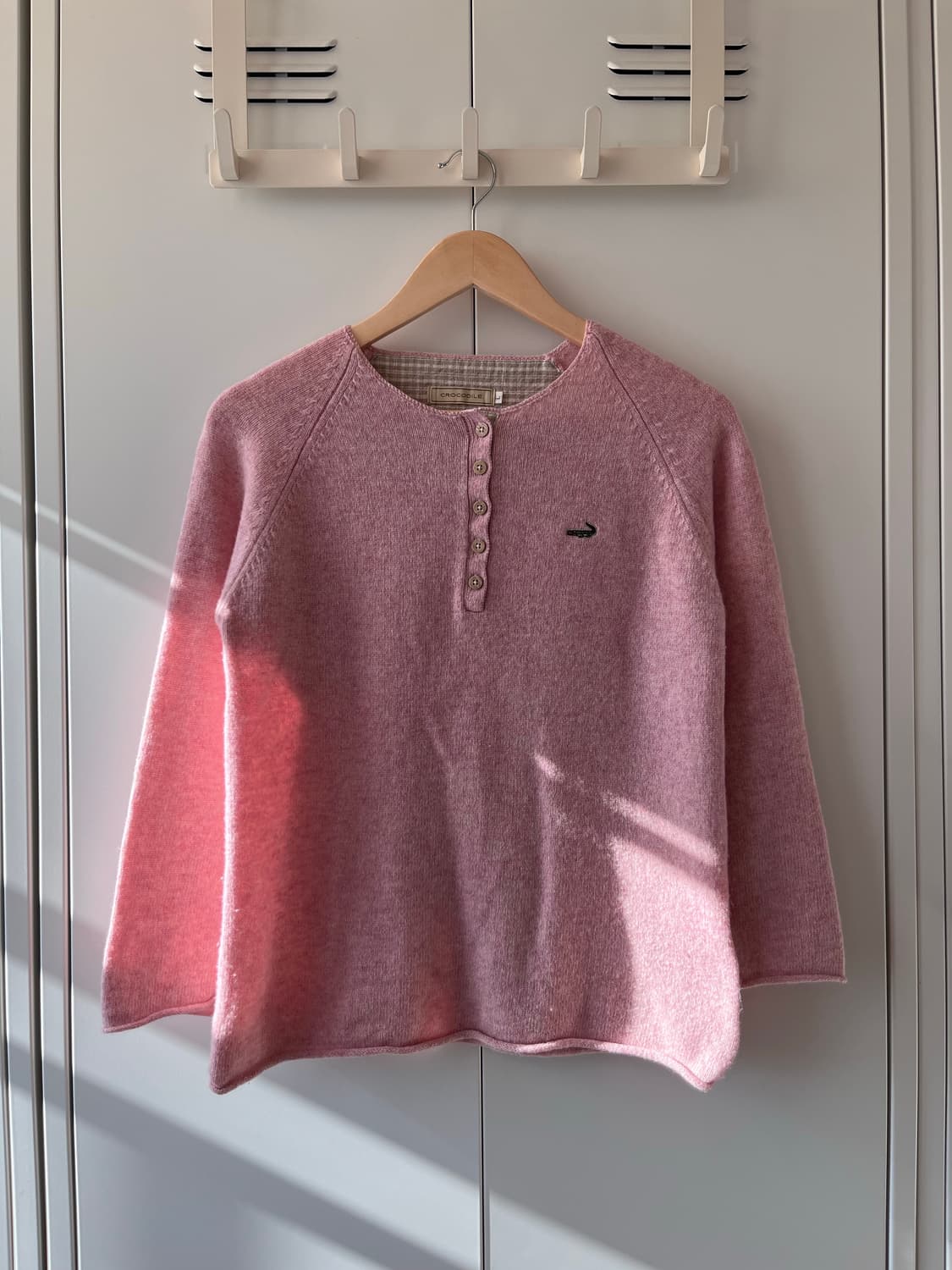 크로커다일 우드단추 연분홍 울니트 상품이미지1