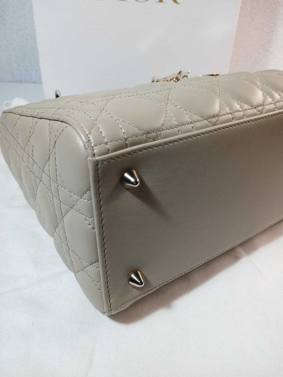 디올 레이디 토트백 미듐 M0565OCEA 상품이미지9