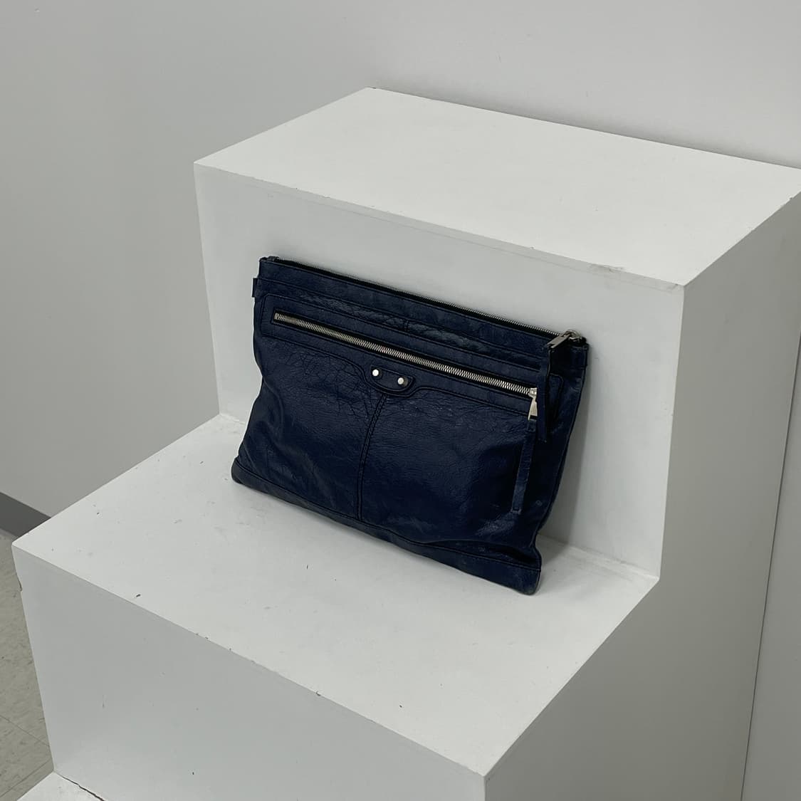 발렌시아가 네이비 레더 클러치 상품이미지1