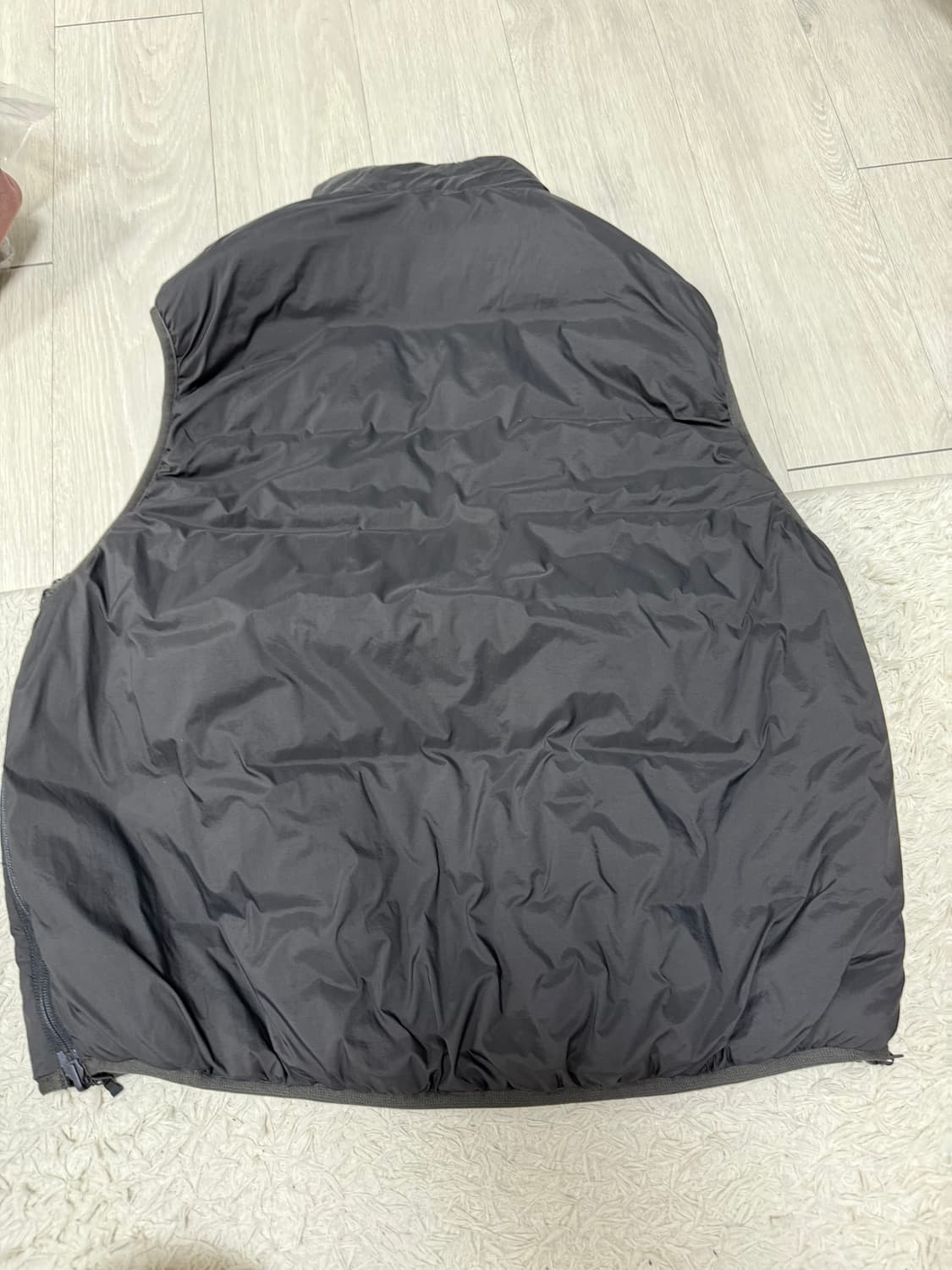 (L)다이와피어39 테크 리버시블 조끼패딩 차콜 상품이미지5