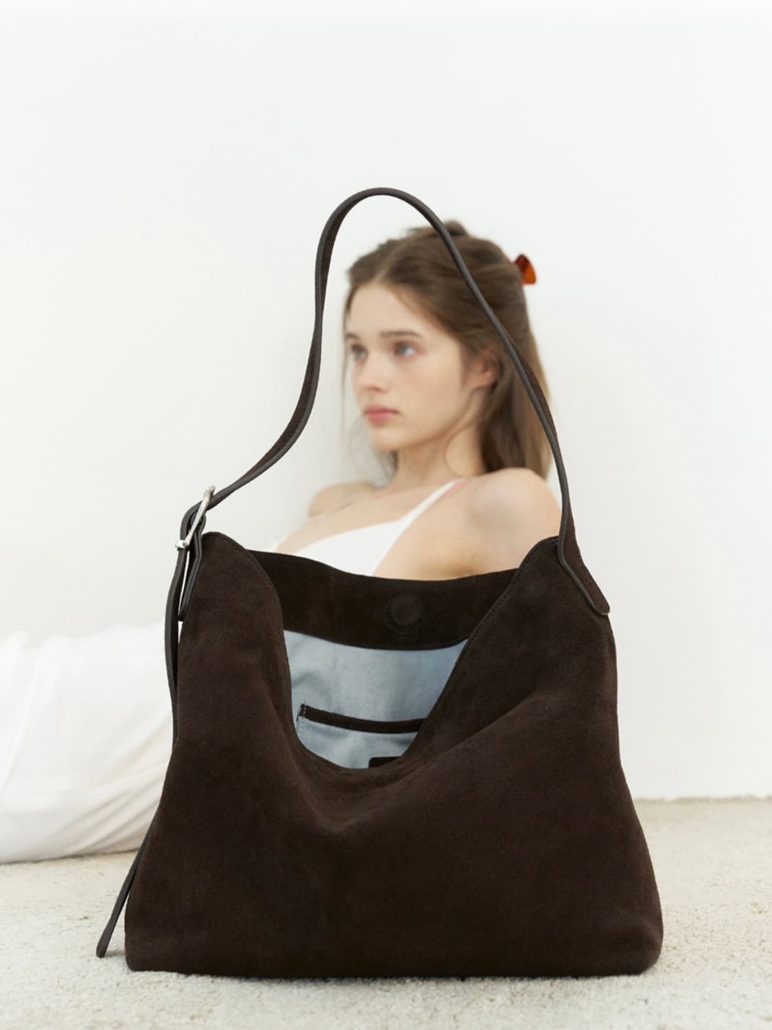 르베인 아누스 스웨이드 호보백 딥브라운 상품이미지1