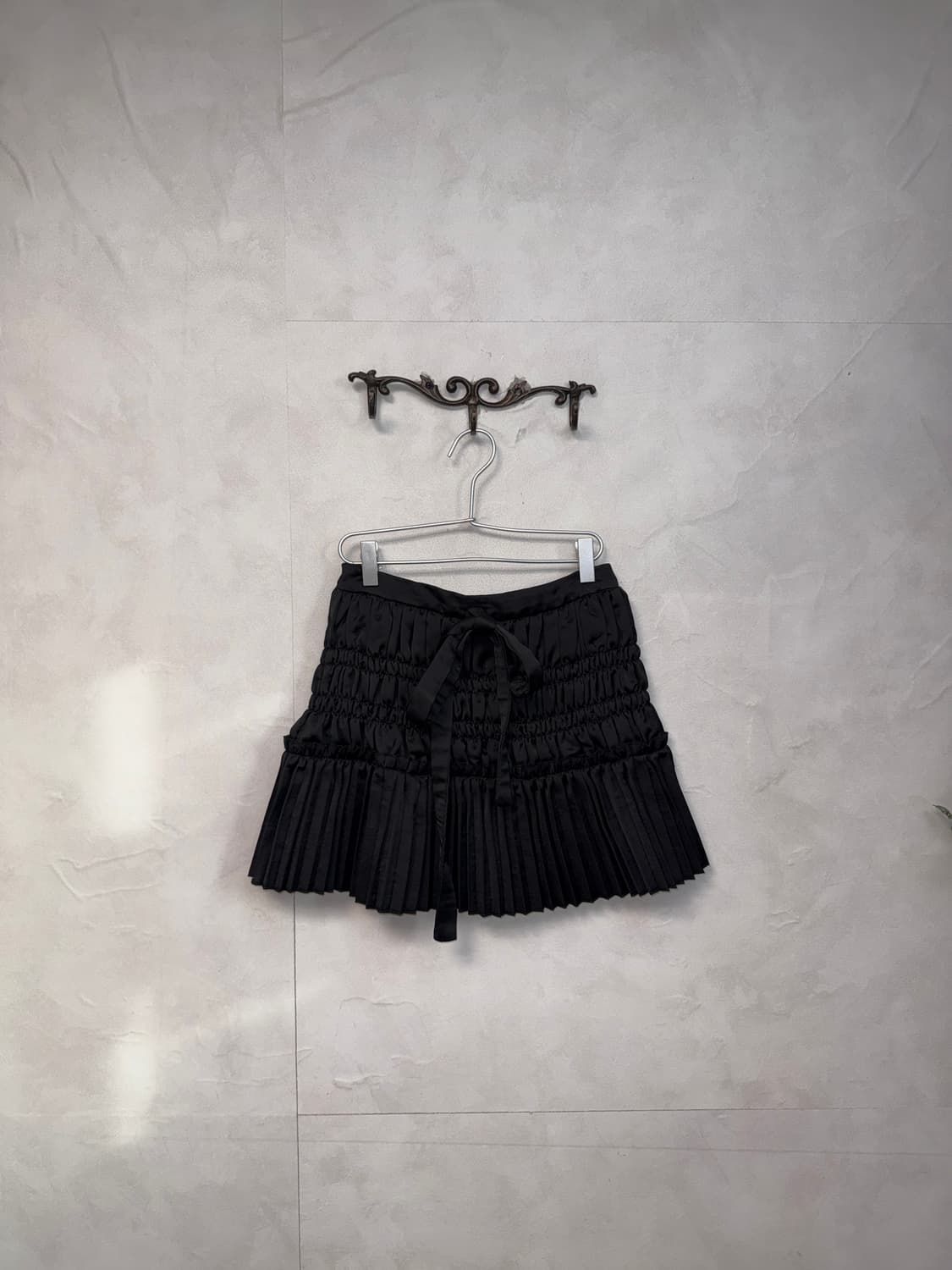 Black satin shirring pleats mini skirt 상품이미지1