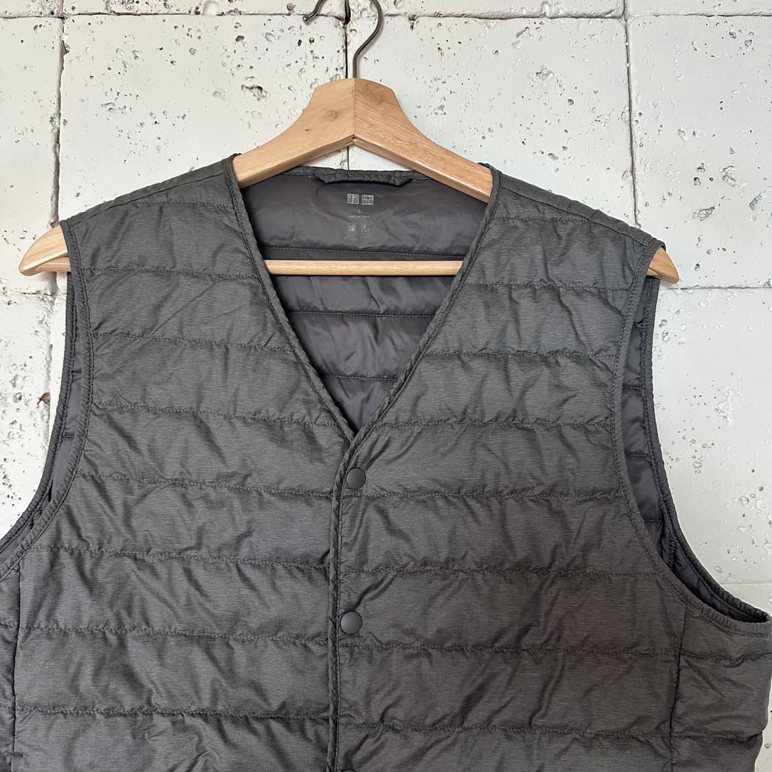 L 유니클로 경량 패딩조끼 회색 상품이미지2