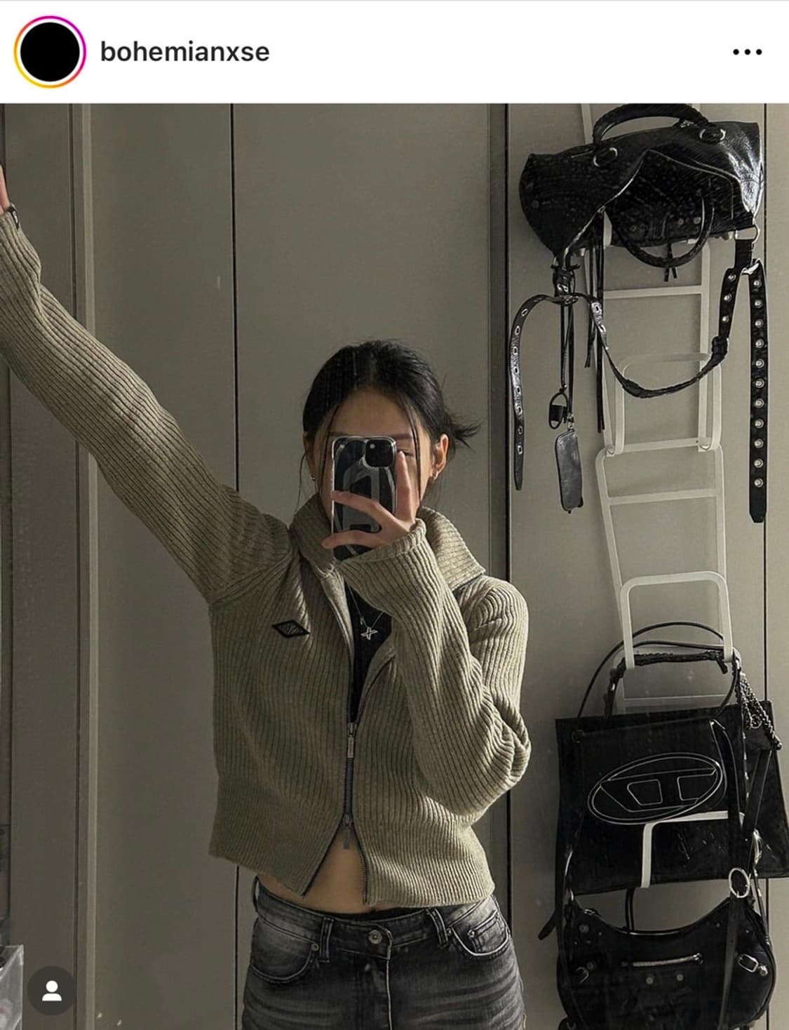 보헤미안서울 다이아 로고 하이넥 니트집업 베이지 상품이미지5