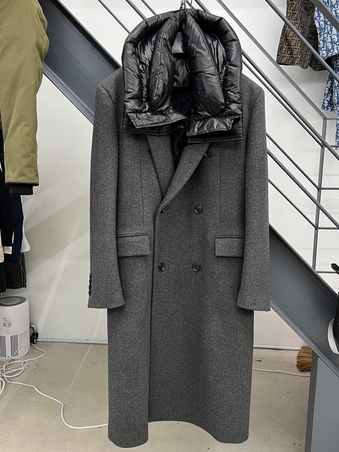 준지 18FW 패딩 레이어드 차콜 롱코트 상품이미지1