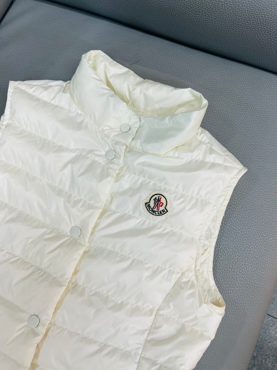 몽클레어 리안 화이트 다운 베스트 패딩(키즈)(12세/성인44) 상품이미지3