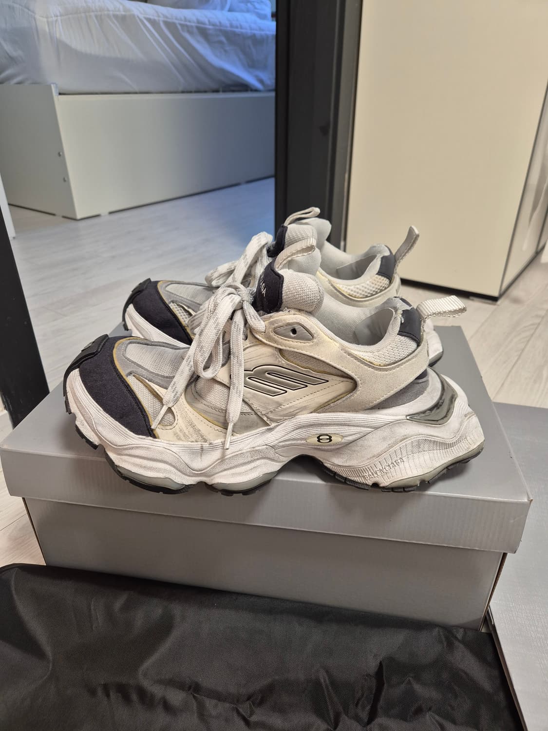 발렌시아가 카고 스니커즈 검흰 40 상품이미지2