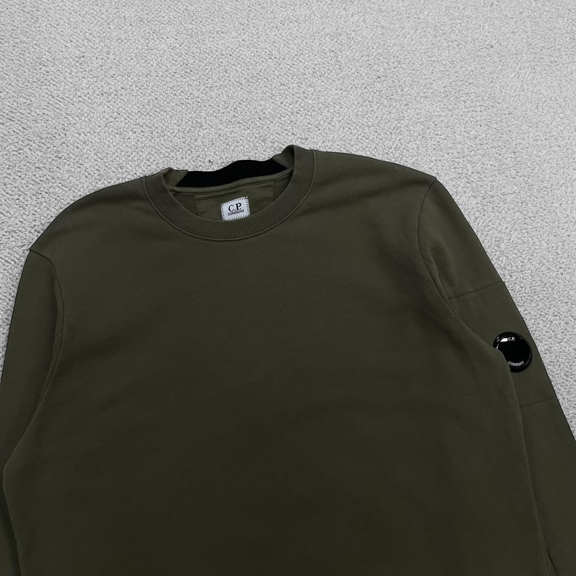 C.P 컴퍼니 렌즈 와펜 크루넥 맨투맨 카키 상품이미지2