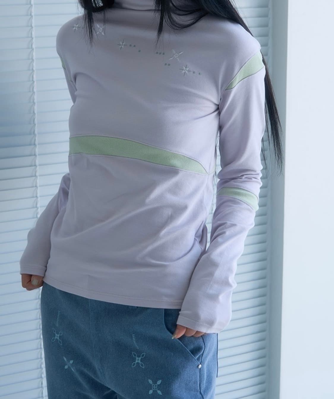 Suhsuh_ FLOWER EMBROIDERY MOCKNECK T-SHI 상품이미지3