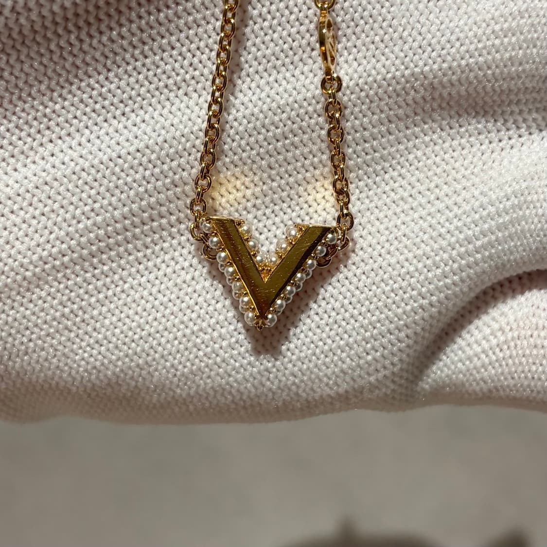 A+ / OS 루이비통 에센셜 V 진주 팔찌 골드 상품이미지2