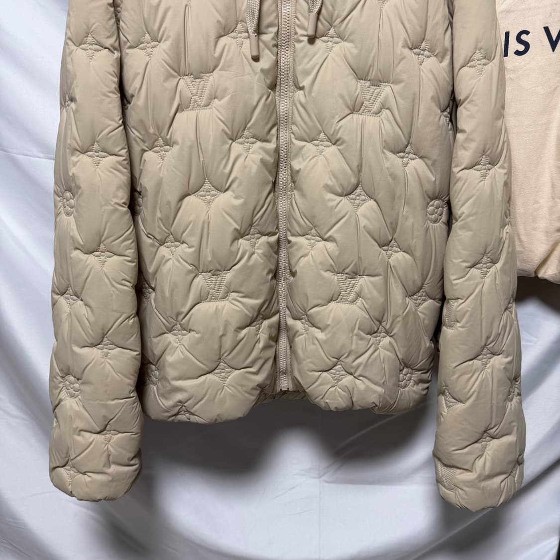 [S+급/50] 24FW 루이비통 모노그램 퀄티드 후드 패딩 자켓 베이지 상품이미지3