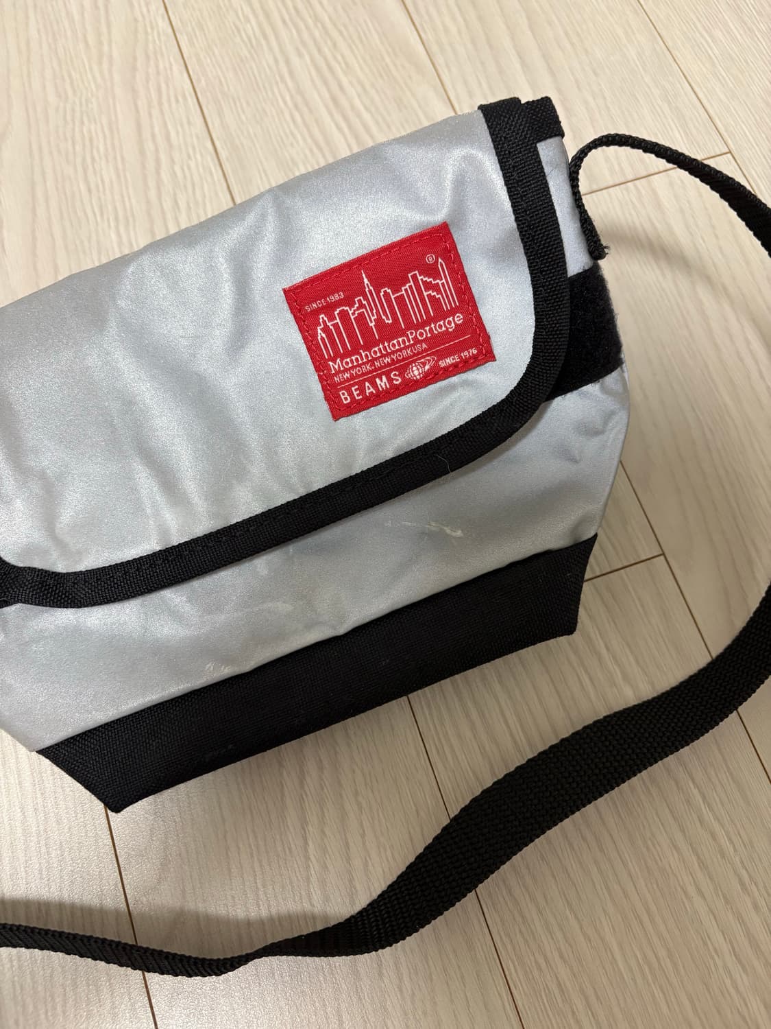 맨하탄포티지 x 빔즈 크로스백 실버 크로스백 상품이미지3