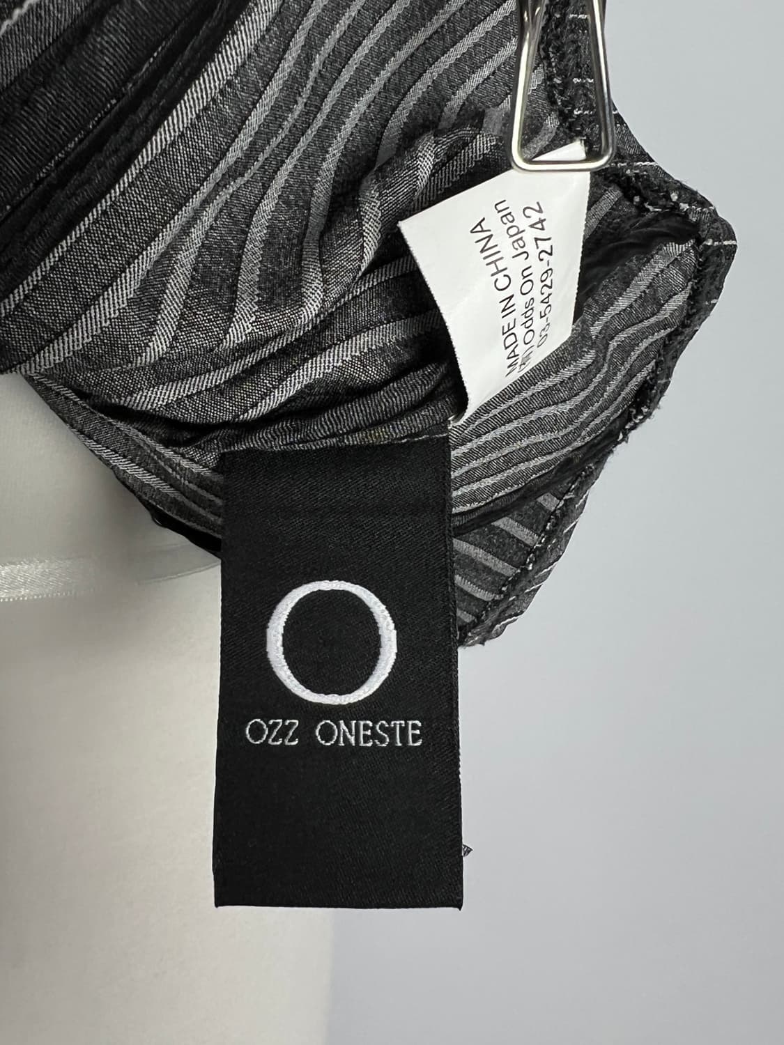 OZZ ONESTE 스트라이프 홀터넥 집업 베스트 상품이미지6