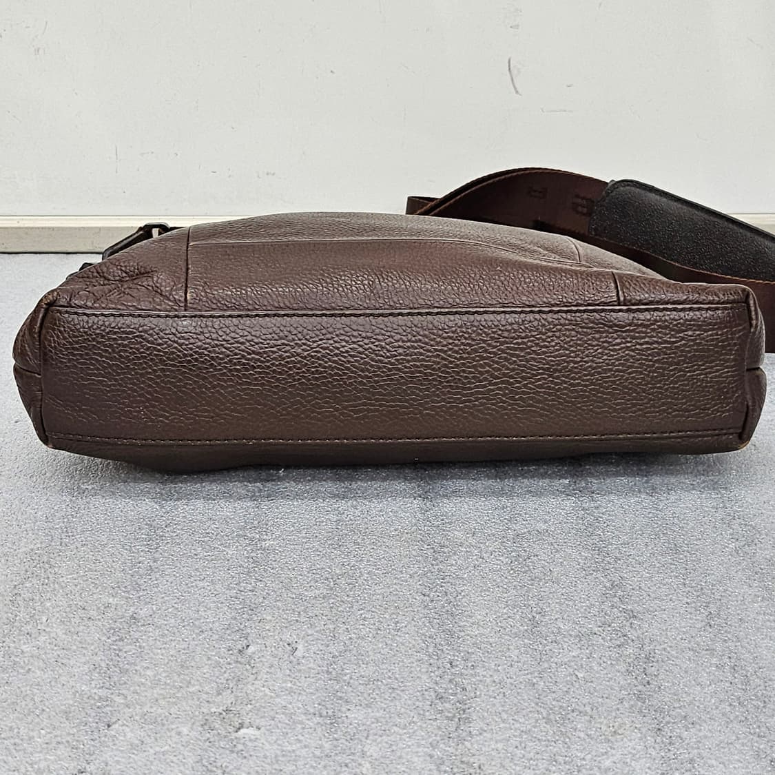 샘소나이트 레드 가죽 크로스백 34x28cm 상품이미지6